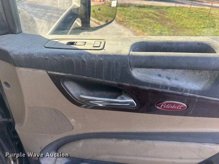 image for item NB9004 2016 Peterbilt 579 semi truck