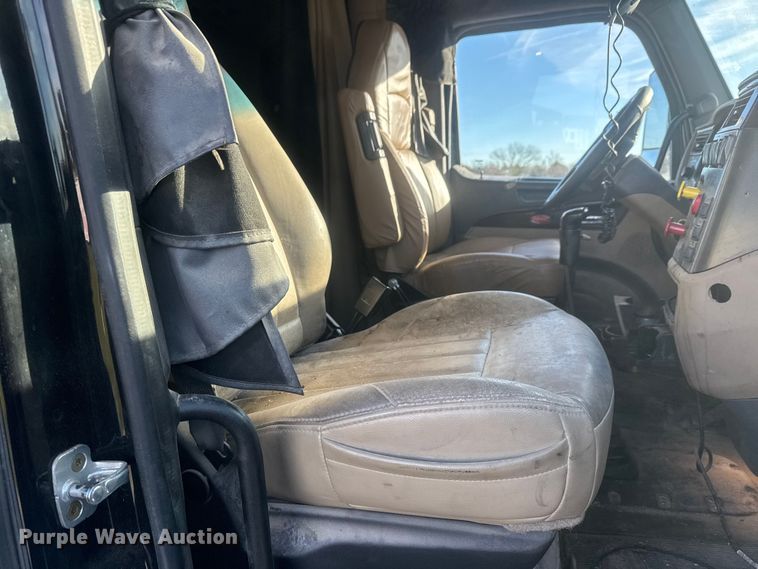 image for item NB9004 2016 Peterbilt 579 semi truck