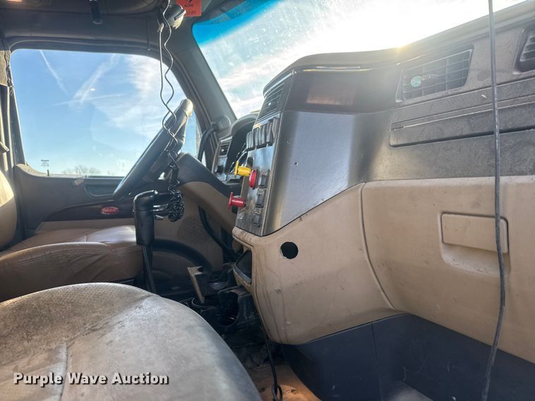 image for item NB9004 2016 Peterbilt 579 semi truck