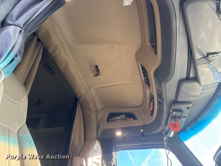 image for item NB9004 2016 Peterbilt 579 semi truck