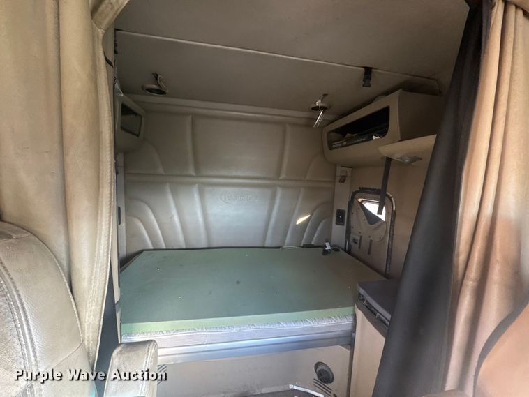 image for item NB9004 2016 Peterbilt 579 semi truck