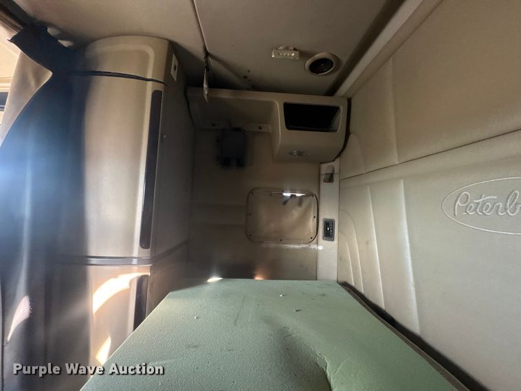 image for item NB9004 2016 Peterbilt 579 semi truck