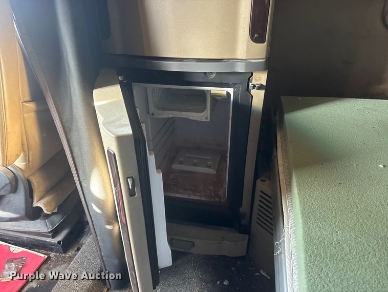 image for item NB9004 2016 Peterbilt 579 semi truck