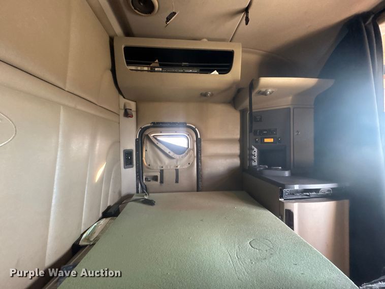 image for item NB9004 2016 Peterbilt 579 semi truck