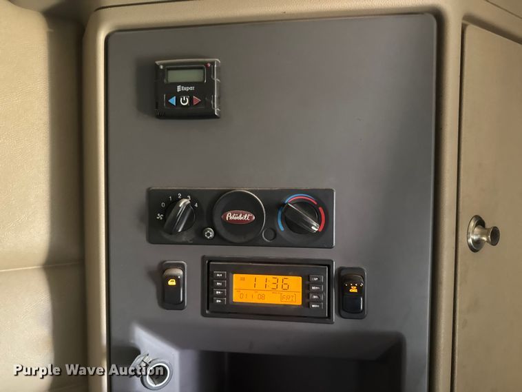 image for item NB9004 2016 Peterbilt 579 semi truck