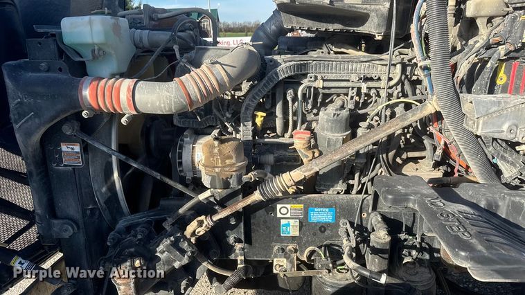 image for item NB9004 2016 Peterbilt 579 semi truck