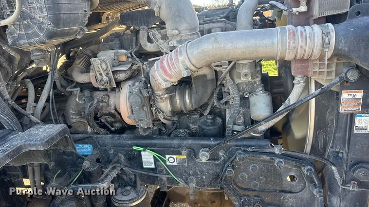 image for item NB9004 2016 Peterbilt 579 semi truck