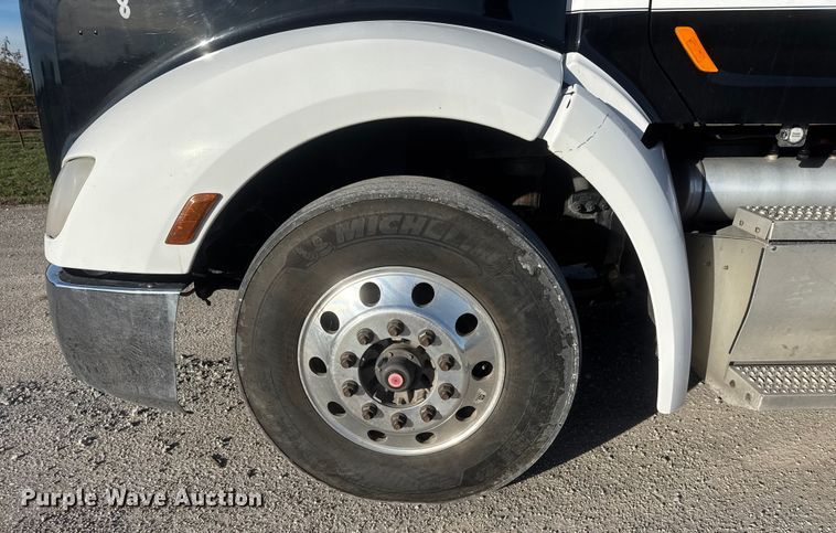 image for item NB9004 2016 Peterbilt 579 semi truck