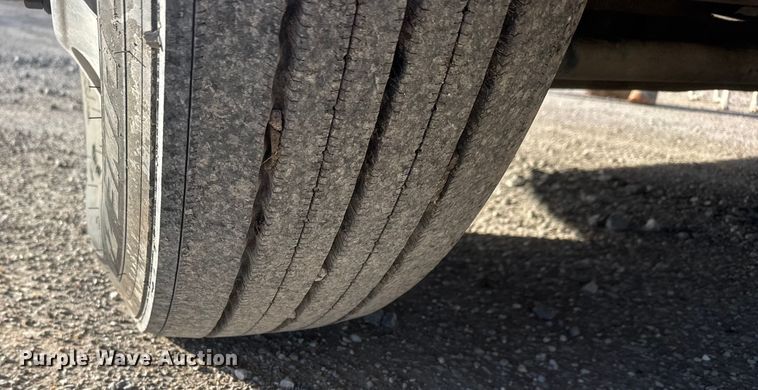 image for item NB9004 2016 Peterbilt 579 semi truck