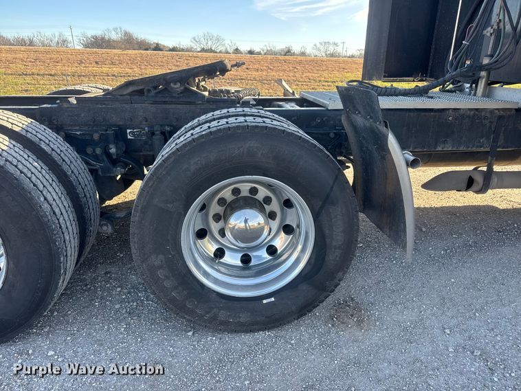 image for item NB9004 2016 Peterbilt 579 semi truck