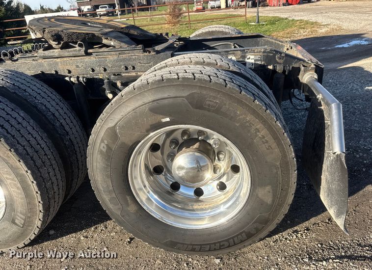 image for item NB9004 2016 Peterbilt 579 semi truck