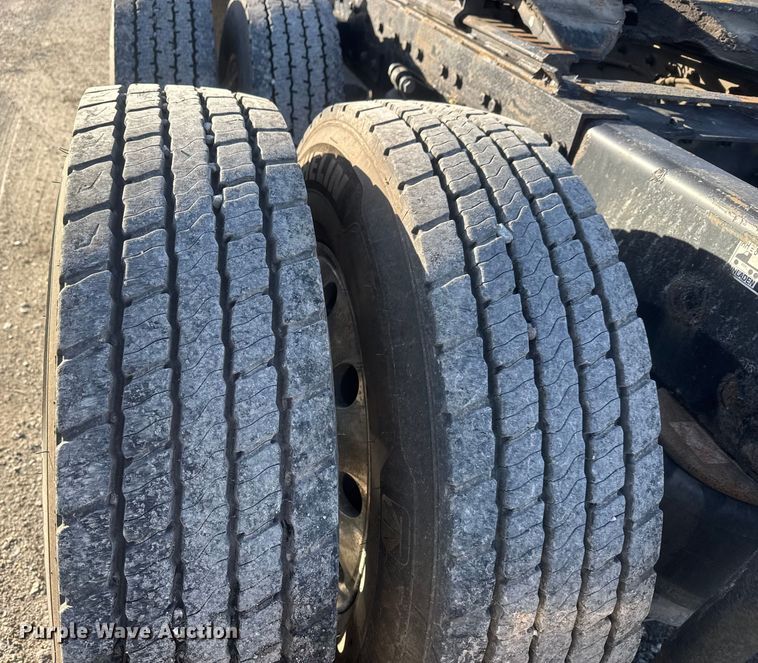 image for item NB9004 2016 Peterbilt 579 semi truck