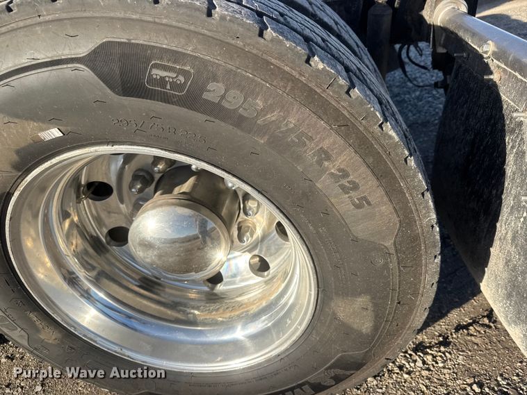 image for item NB9004 2016 Peterbilt 579 semi truck