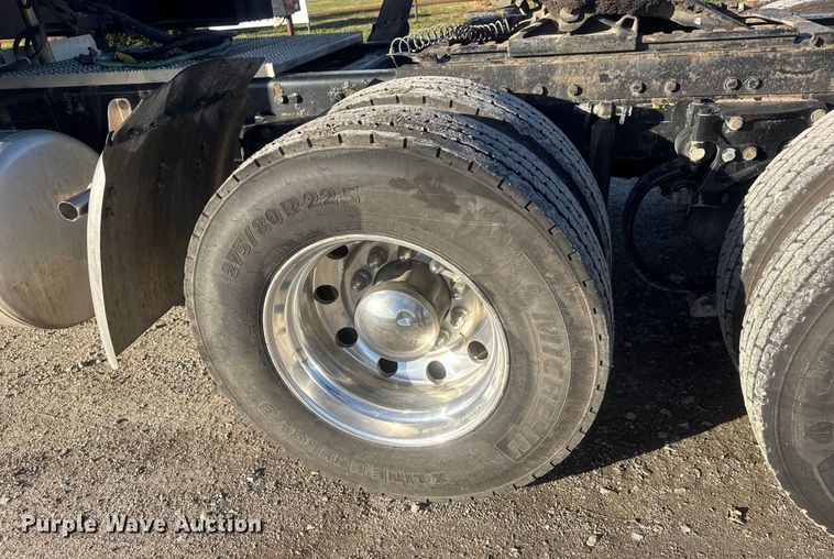 image for item NB9004 2016 Peterbilt 579 semi truck