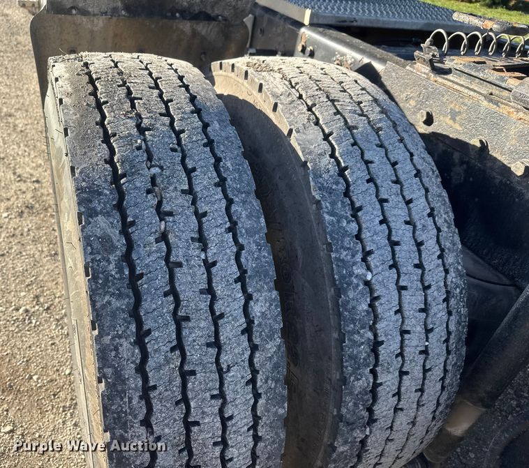 image for item NB9004 2016 Peterbilt 579 semi truck