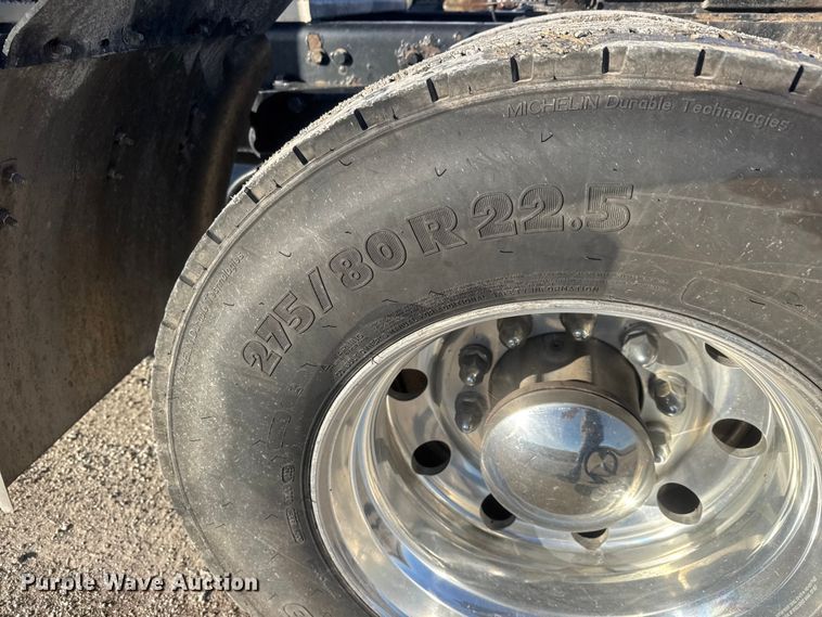 image for item NB9004 2016 Peterbilt 579 semi truck