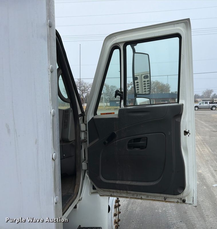 image for item NE9840 2008 International 4300 box truck