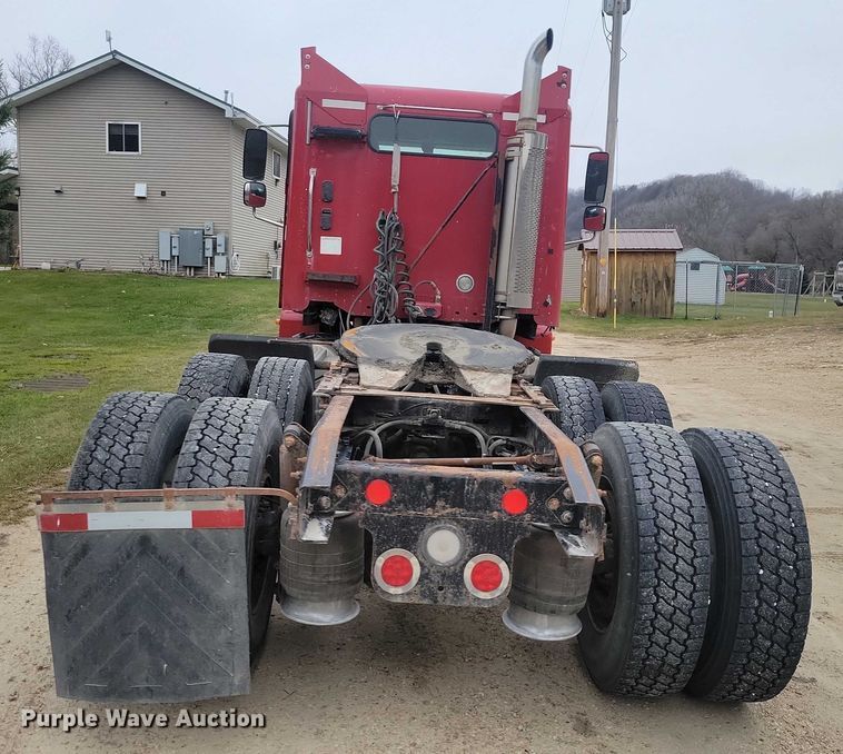 image for item NO9789 2006 Freightliner Columbia 120 semi truck
