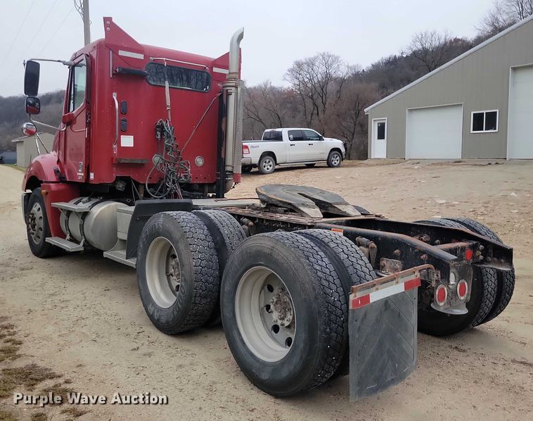 image for item NO9789 2006 Freightliner Columbia 120 semi truck