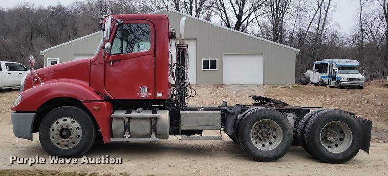 image for item NO9789 2006 Freightliner Columbia 120 semi truck