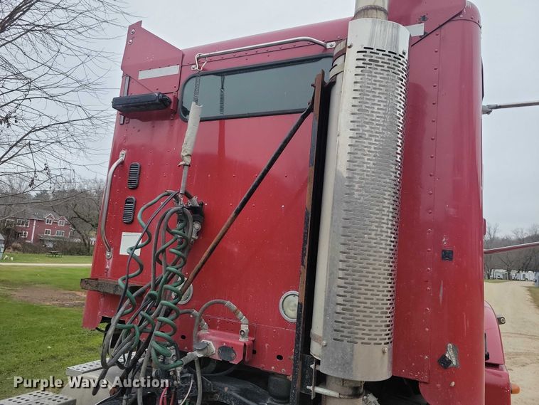 image for item NO9789 2006 Freightliner Columbia 120 semi truck