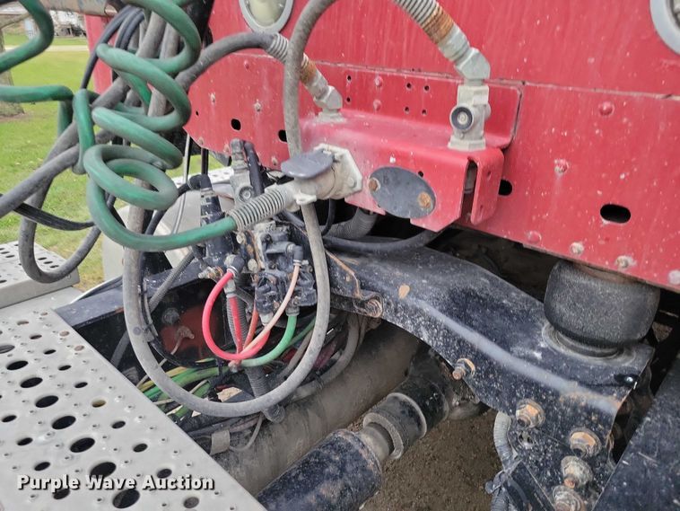 image for item NO9789 2006 Freightliner Columbia 120 semi truck