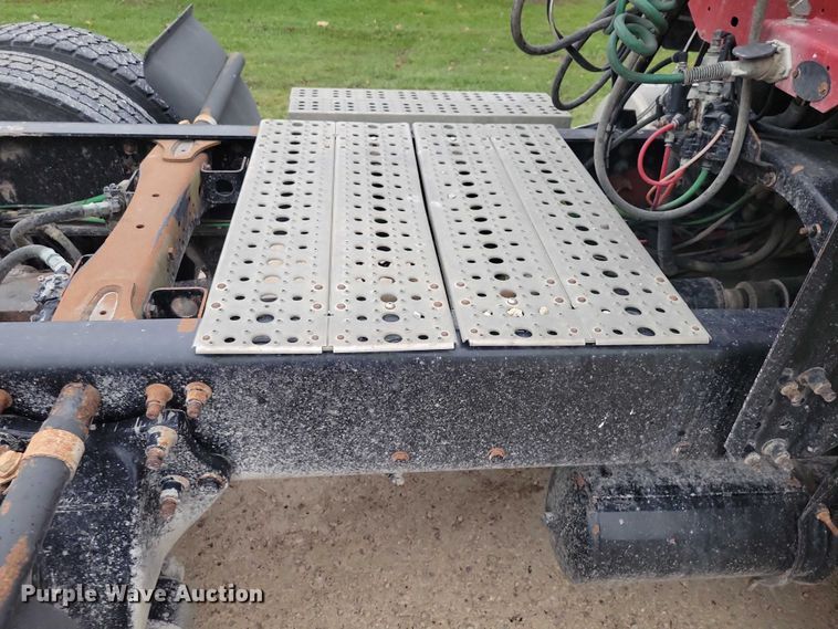 image for item NO9789 2006 Freightliner Columbia 120 semi truck