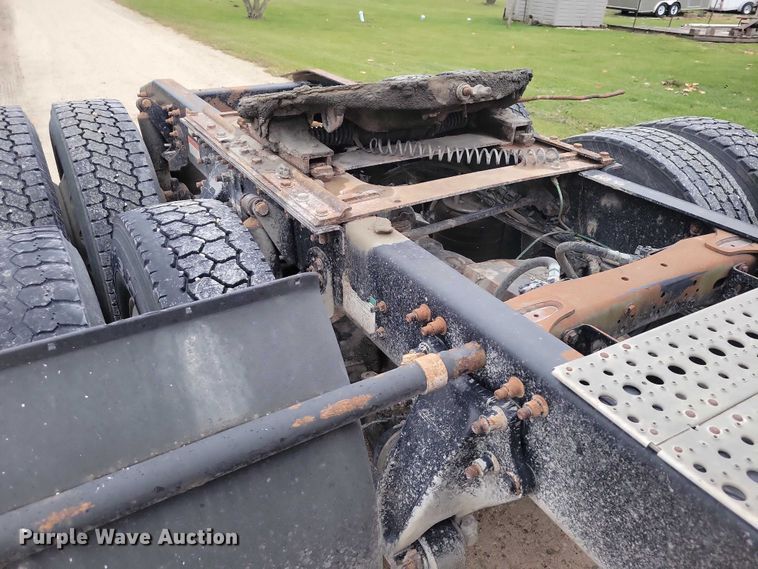 image for item NO9789 2006 Freightliner Columbia 120 semi truck