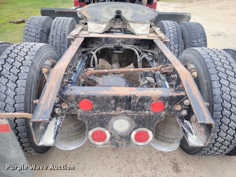 image for item NO9789 2006 Freightliner Columbia 120 semi truck