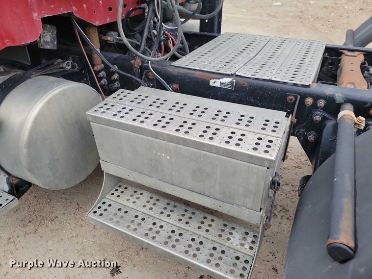 image for item NO9789 2006 Freightliner Columbia 120 semi truck