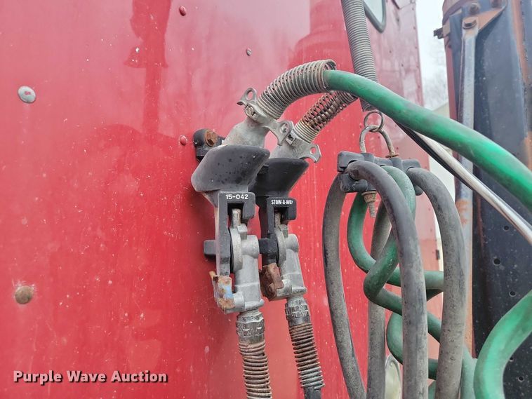 image for item NO9789 2006 Freightliner Columbia 120 semi truck