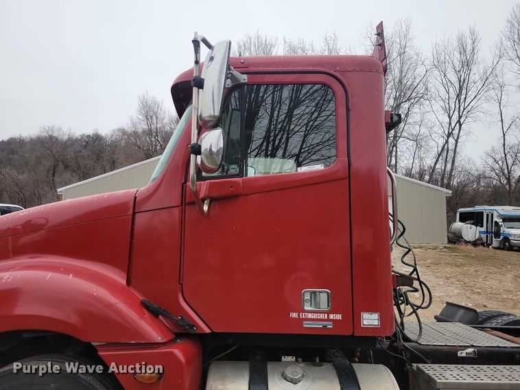 image for item NO9789 2006 Freightliner Columbia 120 semi truck