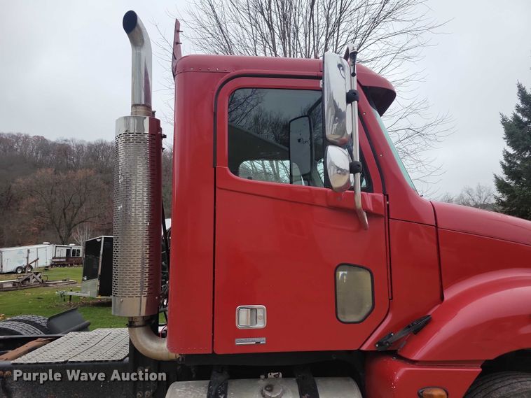 image for item NO9789 2006 Freightliner Columbia 120 semi truck