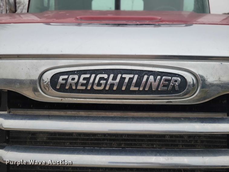 image for item NO9789 2006 Freightliner Columbia 120 semi truck