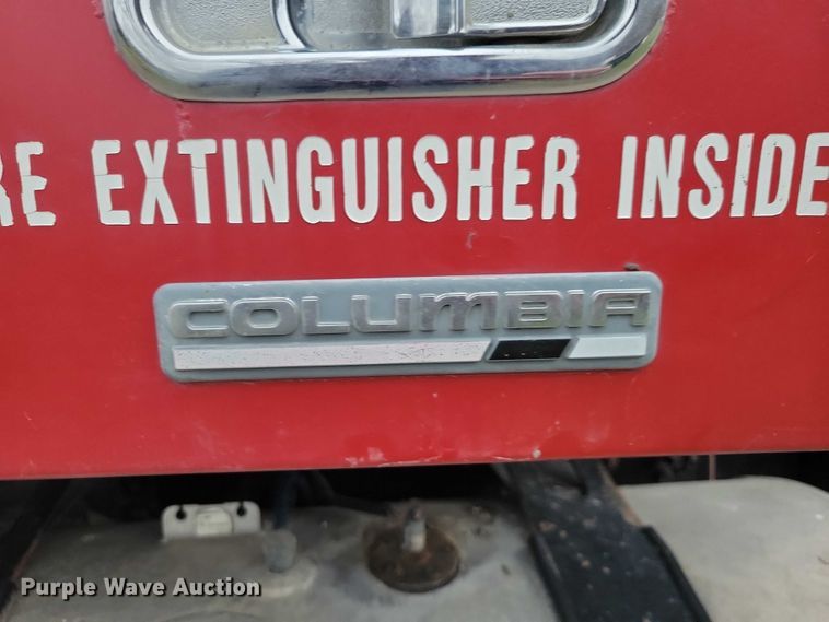 image for item NO9789 2006 Freightliner Columbia 120 semi truck