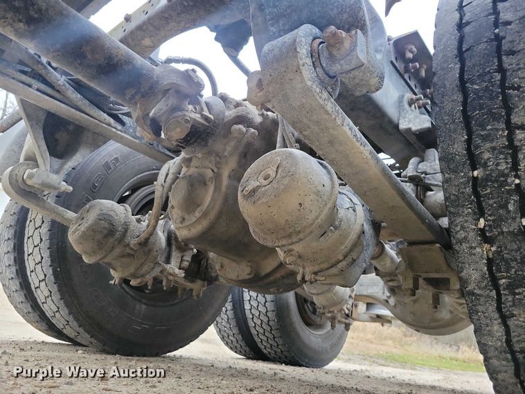 image for item NO9789 2006 Freightliner Columbia 120 semi truck