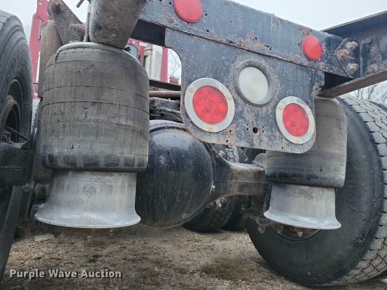 image for item NO9789 2006 Freightliner Columbia 120 semi truck