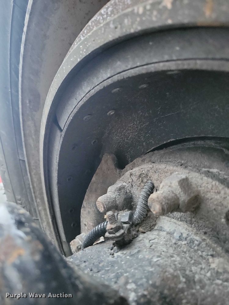 image for item NO9789 2006 Freightliner Columbia 120 semi truck