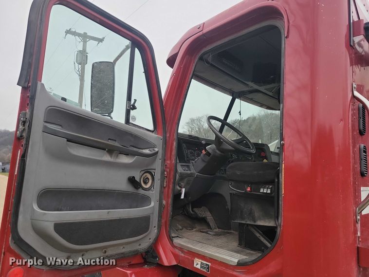 image for item NO9789 2006 Freightliner Columbia 120 semi truck