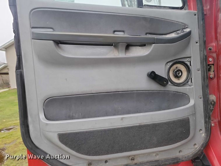 image for item NO9789 2006 Freightliner Columbia 120 semi truck