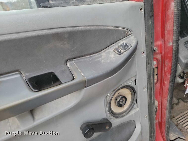 image for item NO9789 2006 Freightliner Columbia 120 semi truck