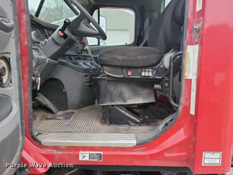 image for item NO9789 2006 Freightliner Columbia 120 semi truck