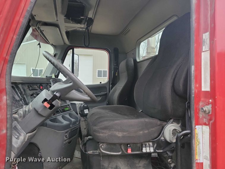 image for item NO9789 2006 Freightliner Columbia 120 semi truck