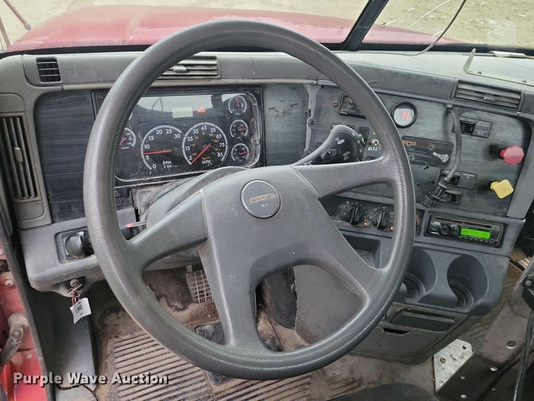 image for item NO9789 2006 Freightliner Columbia 120 semi truck