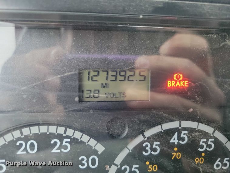 image for item NO9789 2006 Freightliner Columbia 120 semi truck