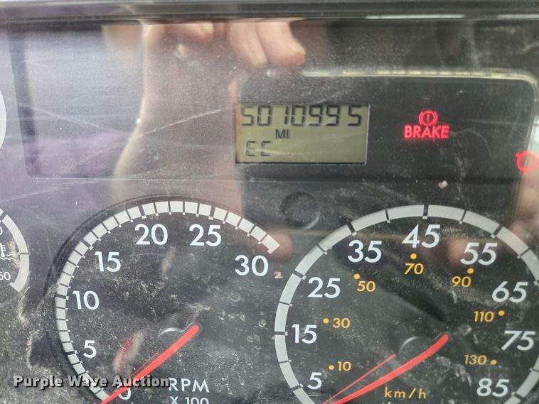 image for item NO9789 2006 Freightliner Columbia 120 semi truck