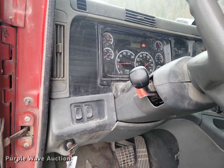 image for item NO9789 2006 Freightliner Columbia 120 semi truck