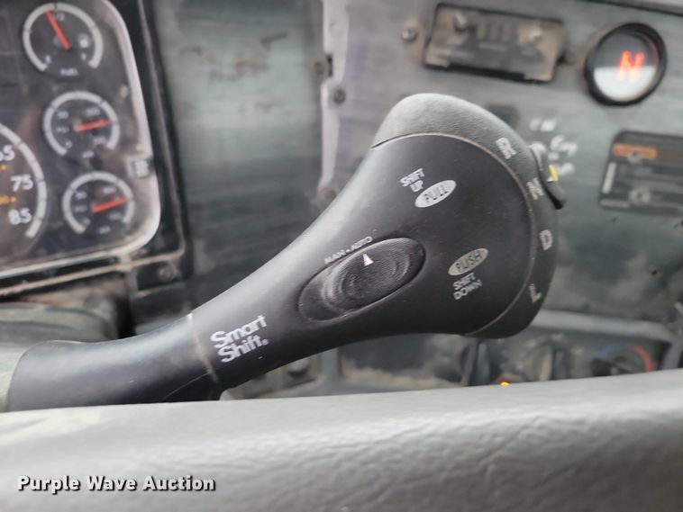 image for item NO9789 2006 Freightliner Columbia 120 semi truck