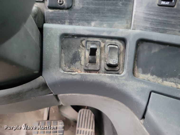 image for item NO9789 2006 Freightliner Columbia 120 semi truck