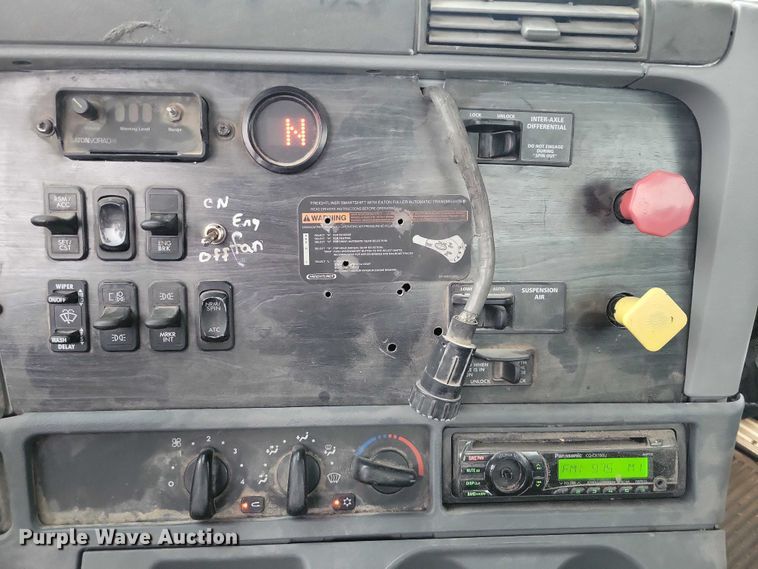 image for item NO9789 2006 Freightliner Columbia 120 semi truck